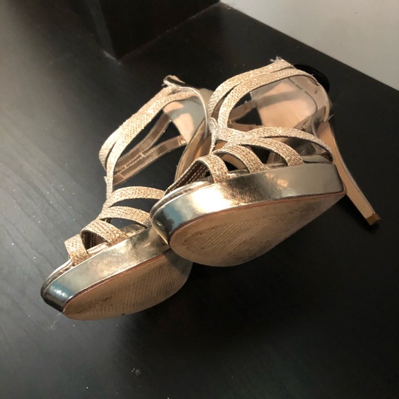 Alfani metallic light tan/nude platform heels - Picture 3 of 4